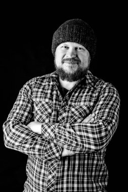 Katı sakallı, yün şapkalı bir adam.