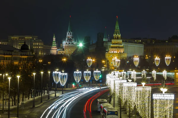 Moskova Nehri seti üzerinde gece görüşü Yılbaşı ışıklarıyla — Stok fotoğraf