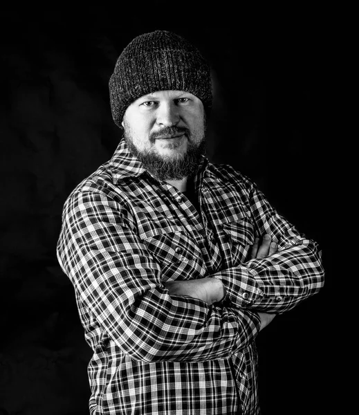 Hombre barbudo sólido en un retrato de gorra de lana — Foto de Stock