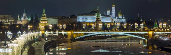 Winteruitzicht op de rivier de Moskou en het Kremlin — Stockfoto