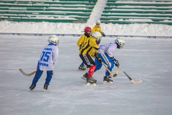 RUSSIA, KOROLEV - 22 JANUARI 2017: 3-d skede av Barnens hockey League bandy. BC Vympel - BC Filimonovo 6: 0 — Stockfoto