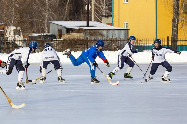 RUSSIA, KOROLEV - 10 FEBBRAIO 2019: Campionato bandy della regione di Mosca. BC Vympel - BC Filimonovo 9: 1 — Foto Stock