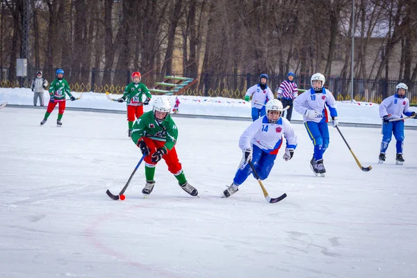 RUSSIE, COREOLEV - 10 FÉVRIER 2019 : Championnat de bandy de la région de Moscou. BC Vympel - C.-B. Filimonovo 9 : 1 — Photo