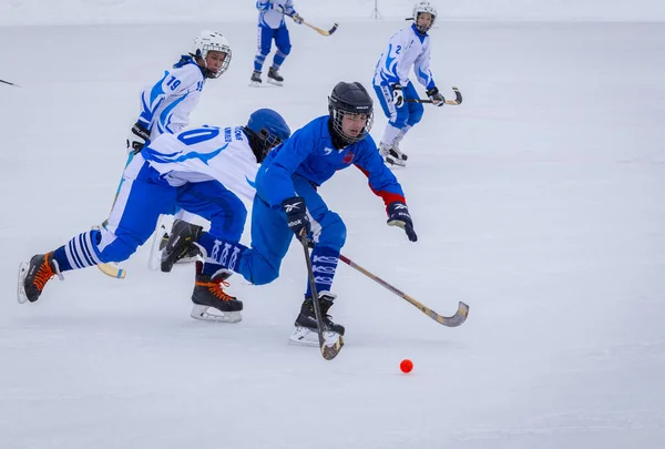 RUSSIA, KOROLEV - 18 FEBBRAIO 2018: Campionato bandy della regione di Mosca. BC Vympel - BC Dinamo 3: 2 — Foto Stock