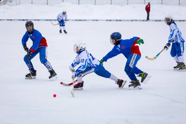 RUSSIA, KOROLEV - 18 FEBBRAIO 2018: Campionato bandy della regione di Mosca. BC Vympel - BC Dinamo 3: 2 — Foto Stock