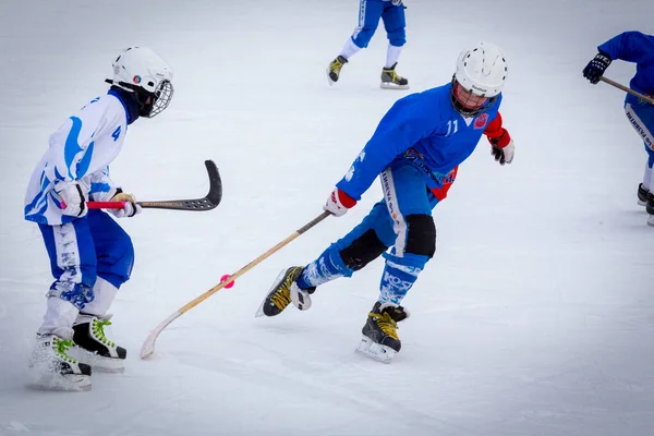 RUSSIA, KOROLEV - 18 FEBBRAIO 2018: Campionato bandy della regione di Mosca. BC Vympel - BC Dinamo 3: 2 — Foto Stock