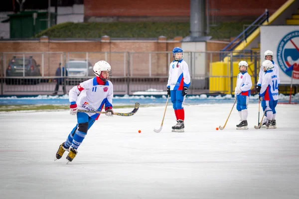 RUSSIA, KRASNOGORSK - DECEMBER 19, 2017: Moskou regio bandy kampioenschap. BC Zorky - BC Vympel 4: 9 — Stockfoto