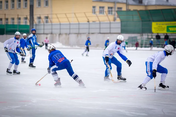 RUSSIA, OBUKHOVO - 26 november 2017: Moskvas regionmästerskap i bandy. BC Obukhovo - BC Vympel 4: 4 — Stockfoto