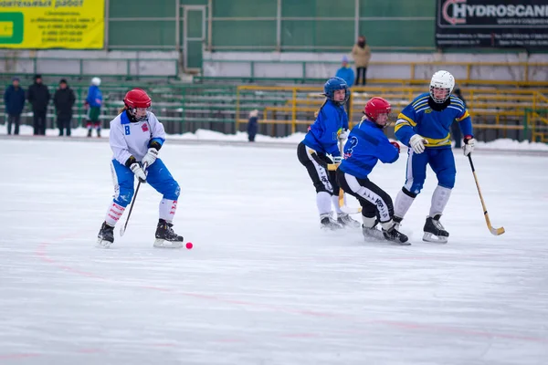 RUSSIA, OBUKHOVO - 26 november 2017: Moskvas regionmästerskap i bandy. BC Obukhovo - BC Vympel 4: 4 — Stockfoto