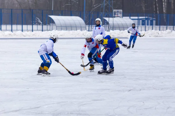 RUSSIA, LIKINO-DULEVO - GRUDZIEŃ 03, 2017: Mistrzostwa Moskwy w bandy. BC Rusich - BC Vympel 4: 3 — Zdjęcie stockowe