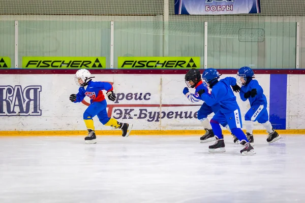 RUSSIA, MYTISCHI - GRUDZIEŃ 09, 2017: BC Vympel dzieci U10 przygotowuje się do zawodów ligi hokejowej dla dzieci — Zdjęcie stockowe