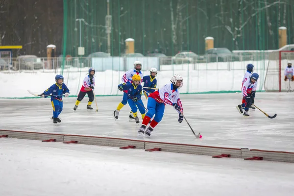 RUSSIA, KRASNOGORSK - DECEMBER 10, 2017: Moskvas regionbandymästerskap. BC Zorky - BC Vympel 3: 5 — Stockfoto