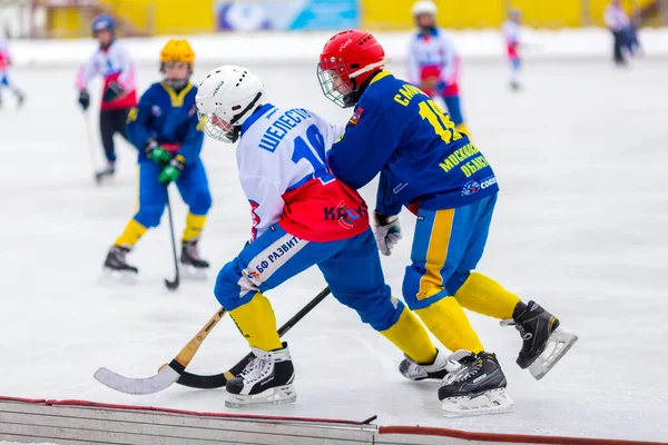 RUSSIA, KRASNOGORSK – 2017年12月10日:モスクワ地方バンディ選手権。BCゾルキー- BCヴィンペル3:5 — ストック写真