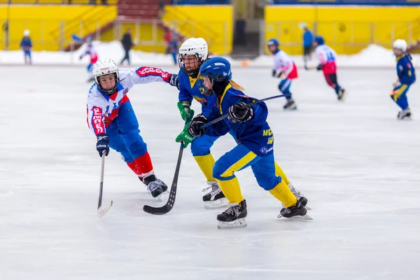 RUSSIA, KRASNOGORSK - 10 ARALIK 2017 Moskova bölge bandy şampiyonası. BC Zorky - BC Vympel 3: 5 — Stok fotoğraf