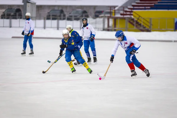 RÚSSIA, KRASNOGORSK - 10 de dezembro de 2017: Campeonato de bandy da região de Moscou. BC Zorky - BC Vympel 3: 5 — Fotografia de Stock