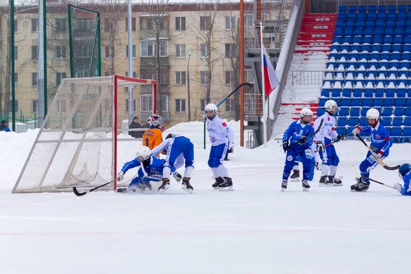 РОССИЯ, КОРОЛЕВ - 03 февраля 2019 года: Чемпионат Московской области по хоккею с мячом. BC Vympel - BC Dinamo 3: 0 — стоковое фото