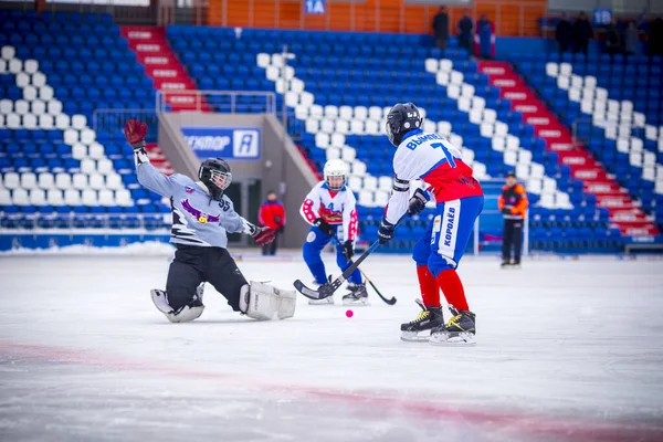 RUSSIA, KOROLEV - den 10 september 2019: Moskvas regionmästerskap i bandy. BC Vympel - BC Filimonovo 9: 1 — Stockfoto