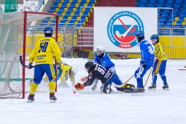 РОССИЯ, КРАСНОГОРСК - 02 ДЕКАБРЯ 2018: Чемпионат Московской области по хоккею с мячом. BC Zorky - BC Vympel 2: 9 — стоковое фото