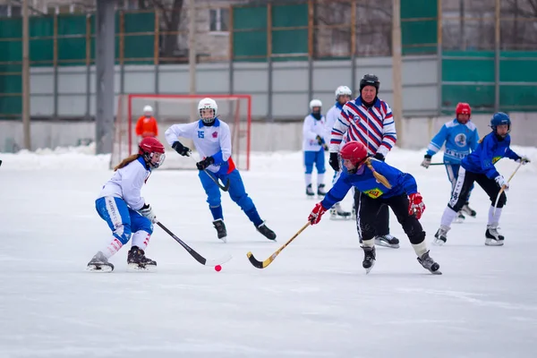 RUSSIA, OBUKHOVO - LISTOPAD 26, 2017: Mistrzostwa Moskwy w bandy. BC Obuchowo - BC Vympel 4: 4 — Zdjęcie stockowe