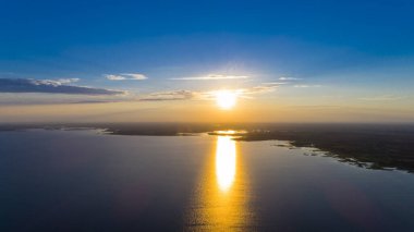 Gün batımında deniz ve kıyı şeridinde İHA 'dan manzara
