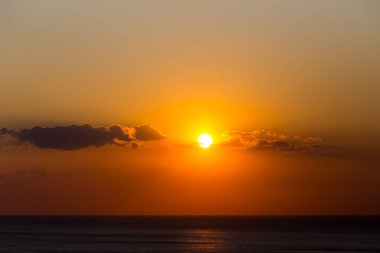 Turuncu denizin üzerinde güzel bir akşam gün batımı.