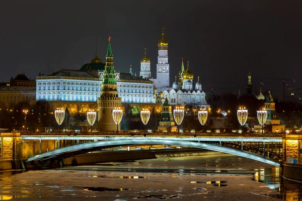 Vinterutsikt över Moskva River och Kreml — Stockfoto