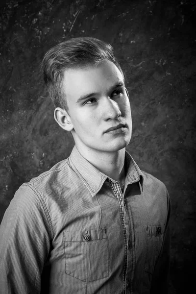 Bonito jovem vestido em estúdio casual retrato. — Fotografia de Stock