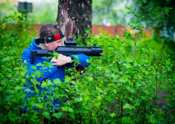 Chłopiec z bronią bawiący się w laser tag — Zdjęcie stockowe