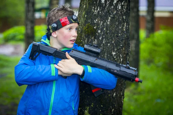 Chlapec se zbraní hrající laser tag — Stock fotografie