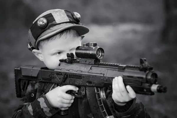 총을 들고 레이저 꼬리표를 붙이고 있는 소년 — 스톡 사진