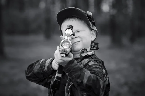 Rapaz com uma arma a jogar laser tag — Fotografia de Stock