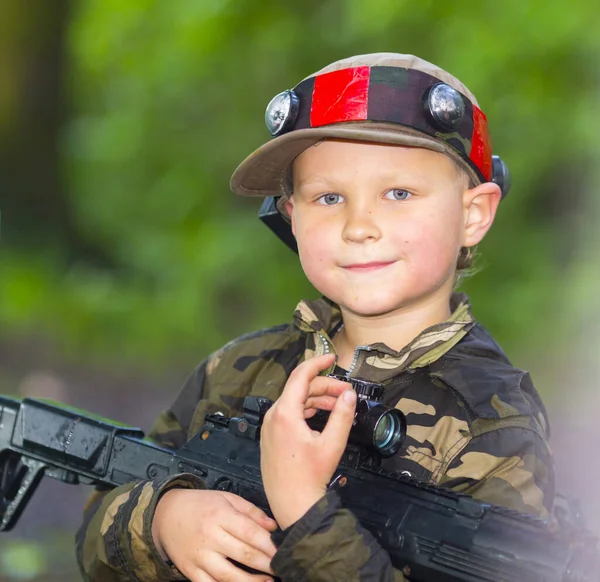 Chlapec se zbraní hrající laser tag — Stock fotografie
