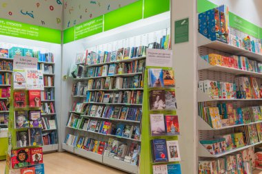 İTALYA, PERUGIA - 28 Şubat 2018: Kitapçının içi şu anda gıda mağazası gibi görünüyor