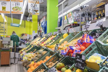 İTALYA, PERUGIA - 28 Şubat 2018: Sıradan bir süpermarket iç mekanı