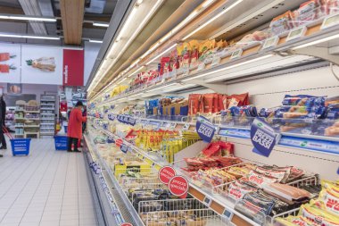 İTALYA, PUGIA - Mart 03, 2018: Sıradan bir süpermarket iç mimarisi
