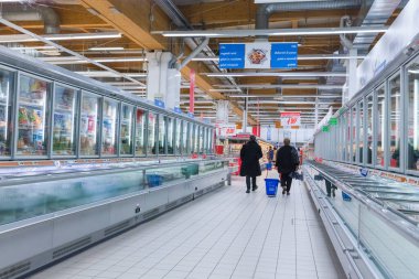 İTALYA, PUGIA - Mart 03, 2018: Sıradan bir süpermarket iç mimarisi