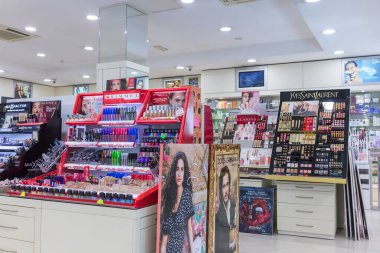 İTALYA, LAZIO - Mart 03, 2018: Sıradan parfüm dükkanı Avrupa 'nın her yerinde gibi görünüyor