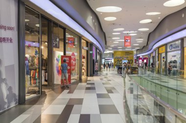 CYPRUS, PAPHOS - 28 Eylül 2017: Kings Avenue Alışveriş Merkezi Paphos 'taki ilk ve tek alışveriş merkezidir.