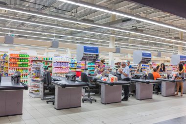 CYPRUS, PAPHOS - 28 Eylül 2017: Kings Avenue Alışveriş Merkezi Paphos 'taki ilk ve tek alışveriş merkezidir.