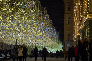 RUSSIA, MOSCOW - 16 HAZİRAN 2018: Yeni yıl tatilinde güzel noel sokağı aydınlatması