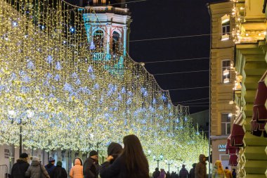 RUSSIA, MOSCOW - 16 HAZİRAN 2018: Yeni yıl tatilinde güzel noel sokağı aydınlatması