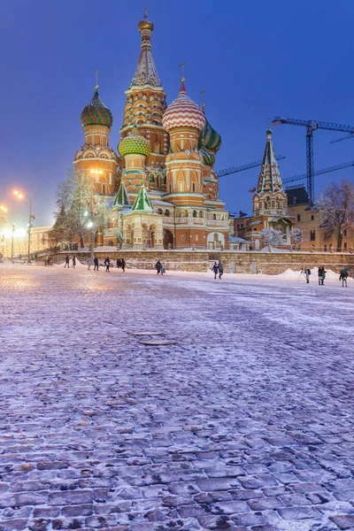 RUSSIA, MOSCOW - 13 Şubat 2019: Yeni yıl tatilinde güzel noel sokağı aydınlatması. — Stok fotoğraf