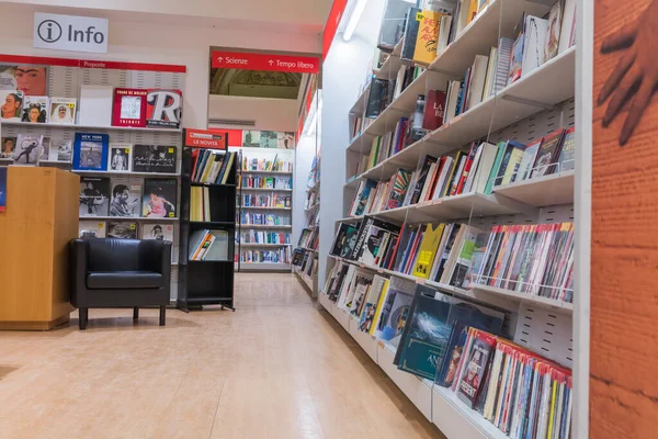 ITÁLIA, PERUGIA - FEVEREIRO 28, 2018: O interior da livraria agora se parece com o merchandising da loja de alimentos — Fotografia de Stock