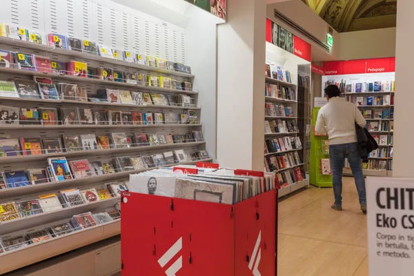 意大利，佩鲁吉亚- 2018年2月28日：书店内部看起来像食品商店 — 图库照片