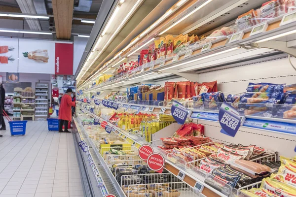 WŁOCHY, PERUGIA - 03 marca 2018: Zwykłe wnętrze supermarketu — Zdjęcie stockowe