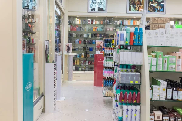 意大利，拉佐- 2018年3月3日：普通香水店的内部看起来像欧洲的每一个角落 — 图库照片