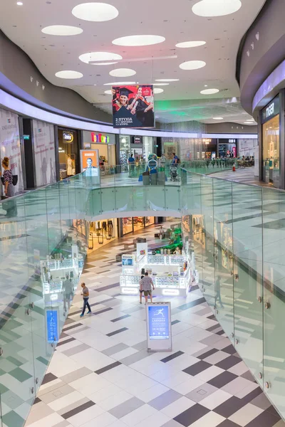 CYPRUS, PAPHOS - SEPTEMBER 28, 2017: Kings Avenue Mall Shopping Centre is het eerste en enige winkelcentrum in Paphos — Stockfoto