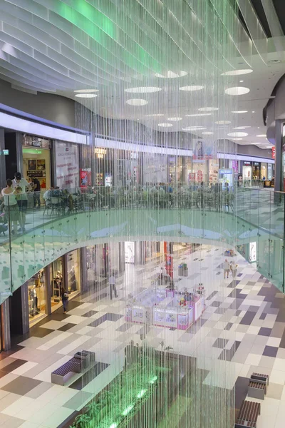 CYPRUS, PAPHOS - SEPTEMBER 28, 2017: Kings Avenue Mall Shopping Centre is het eerste en enige winkelcentrum in Paphos — Stockfoto