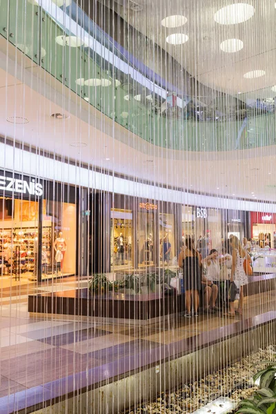 CYPRUS, PAPHOS - SEPTEMBER 28, 2017: Kings Avenue Mall Shopping Centre is het eerste en enige winkelcentrum in Paphos — Stockfoto