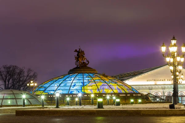 RUSSLAND, MOSKAU - 16. JANUAR 2018: Die wunderschöne Weihnachtsbeleuchtung der Stadt am Neujahrstag — Stockfoto